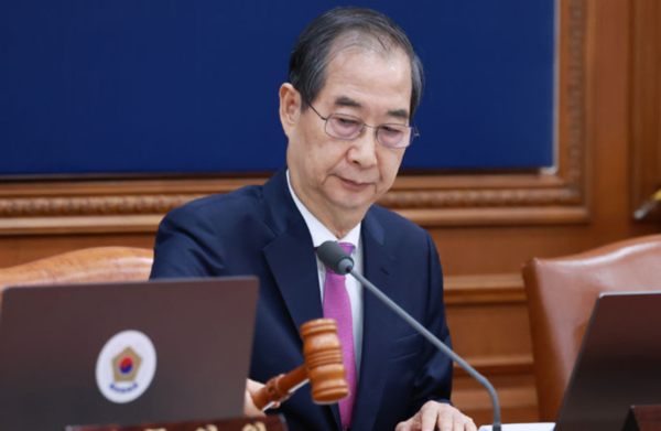 한덕수 대통령 권한대행 국무총리가 8일 정부서울청사에서 열린 국무회의에서 의사봉을 두르리고 있다. /대통령실통신사진기자단