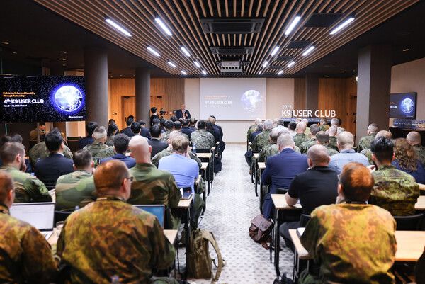 8일(현지시각)&nbsp;폴란드&nbsp;크라쿠프에서&nbsp;개최된&nbsp;'K9&nbsp;유저클럽'에&nbsp;참가국&nbsp;관계자들이&nbsp;한화에어로스페이스&nbsp;관계자의&nbsp;설명을&nbsp;듣고&nbsp;있다. /한화에어로스페이스 제공
