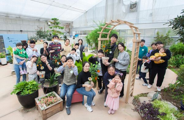 SK케미칼은 성남시에 위치한 율동생태학습원에서 봄을 맞이해 ‘봄을 심다.&nbsp;마음을 잇다’ 활동을 전개했다.&nbsp;봉사활동에 참여한&nbsp;SK&nbsp;구성원들과 가족이 기념사진을 촬영하고 있다. /SK케미칼 제공