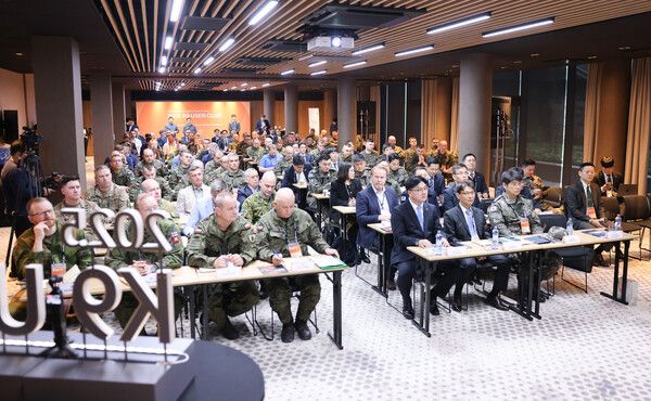 8일(현지시각)&nbsp;폴란드&nbsp;크라쿠프에서&nbsp;개최된&nbsp;'K9&nbsp;유저클럽'에&nbsp;참가국&nbsp;관계자들이&nbsp;한화에어로스페이스&nbsp;관계자의&nbsp;설명을&nbsp;듣고&nbsp;있다. /한화에어로스페이스 제공