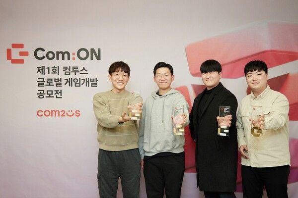 ‘컴:온&nbsp;2024’ 시상식&nbsp;(왼쪽부터&nbsp;FFF팀 박영로, CODELAMP팀 최승부, HYGG2팀 서희영,&nbsp;슬라임스튜디오팀 지용한) /컴투스 제공