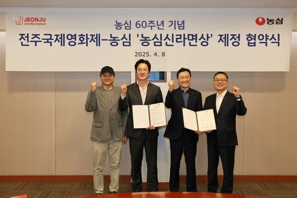 농심-전주국제영화제 업무 협약식에서 참여자들이 기념사진을 촬영하고 있다. 사진 왼쪽부터 민성욱·정준호 전주국제영화제 공동집행위원장, 농심 이병학 대표이사, 농심 조용철 부사장 [사진=농심](포인트경제)