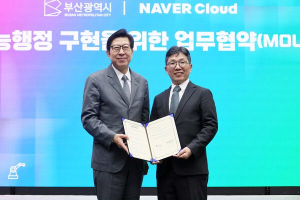 지난 8일 네이버클라우드와 부산광역시가 ‘부산형 지능행정 구현’ 위한 MOU를 체결했다. (왼쪽부터) 박형준 부산광역시장, 김유원 네이버클라우드 대표