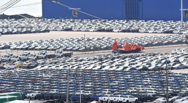 지난달&nbsp;21일 경기 평택항 자동차 전용부두에 선적을 기다리는 수출용 차량이 세워져 있다./사진=뉴시스