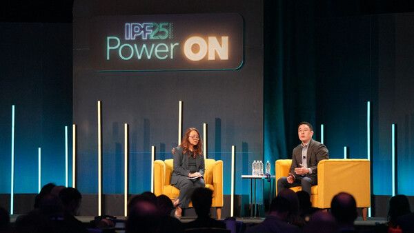 구본규 LS전선 대표(사진 우측)가 IPF 2025 개회식 기조 대담에서 발언을 하고 있다.