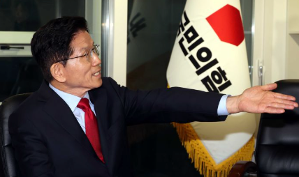 김문수 국민의힘 대선후보가 지난 10일 오전 서울 여의도 국민의힘 중앙당사 대통령후보실에서 캠프 관계자들과 대화를 하고 있다. /사진=뉴시스