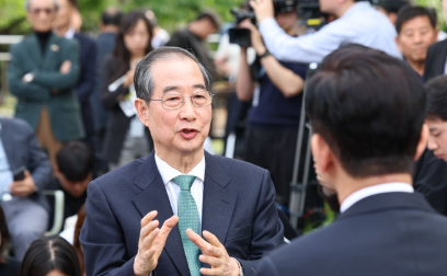 김문수 국민의힘 대선 후보와 한덕수 무소속 대선 후보가 8일 서울 여의도 국회 강변서재 야외에서 단일화 관련 회동을 하고 있다. /사진=뉴시스