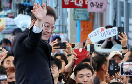 민심을 청취하는 '경청 투어'에 나선 이재명 더불어민주당 대선후보가 10일 경남 사천시 사천읍시장에서 시민들에게 손을 들어 인사하고 있다. /사진=뉴시스