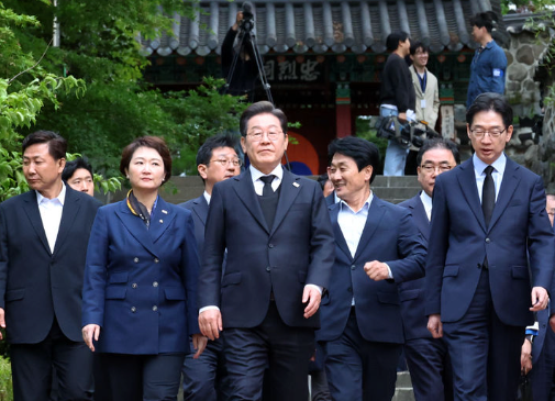 민심을 청취하는 '경청 투어'에 나선 이재명 더불어민주당 대선후보가 10일 경남 남해군 충렬사 이순신 장군 사당을 참배한 뒤 김경수(오른쪽) 총괄선대위원장과 함께 이동하고 있다. /사진=뉴시스