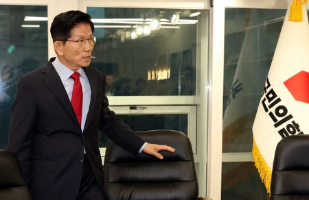 김문수 국민의힘 대선후보가 10일 오전 서울 여의도 국민의힘 중앙당사 대통령후보실에서 캠프 관계자들과 대책회의를 하기 위해 대기하고 있다.&nbsp;/사진=뉴시스