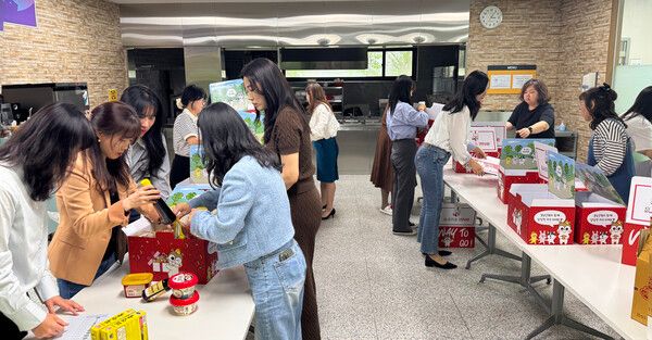 BNK경남은행 고객상담부 직원들이 독거노인 사랑잇기 어르신들에게 전달할 식료품 꾸러미를 직접 제작하고 있다.