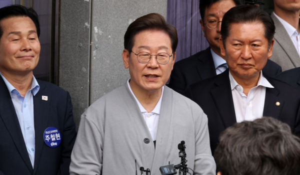 이재명&nbsp;후보가 11일 전남 영암군 학산면 독천 낙지거리에서 주민들을 만난 뒤 백브리핑을 하고 있다. /사진=뉴시스