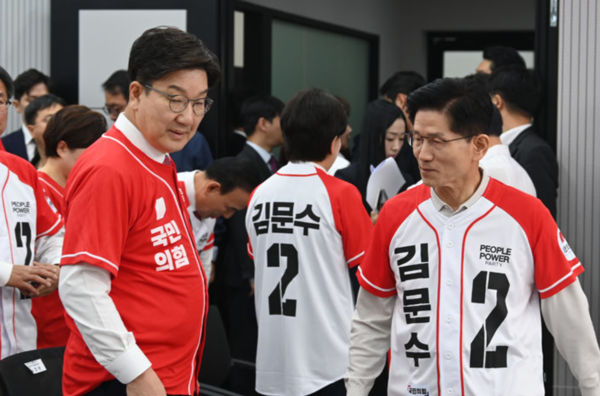 김문수 국민의힘 대선 후보가 12일 오전 서울 영등포구 여의도 국민의힘 중앙당사에서 열린 중앙선대위 임명장 수여식에 참석하고 있다. /사진=뉴시스