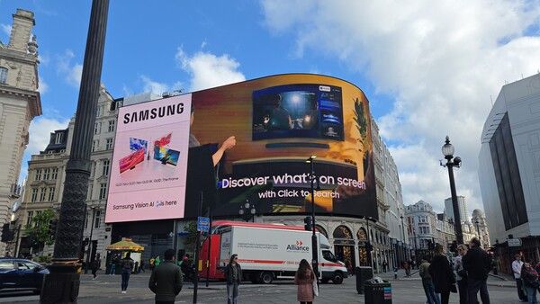 런던 파카딜리에서 진행 중인 삼성 비전 AI 옥외광고 [사진=삼성전자](포인트경제)