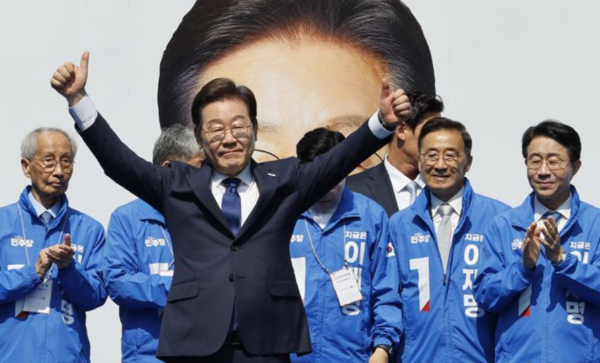 이재명 더불어민주당 대선후보가 제21대 대통령선거 공식 선거운동이 시작된 12일 오전 서울 청계광장에서 열린 중앙선거대책위원회 출정식에서 두 팔을 들어 올리며 시민들에 인사하고 있다. /사진=뉴시스