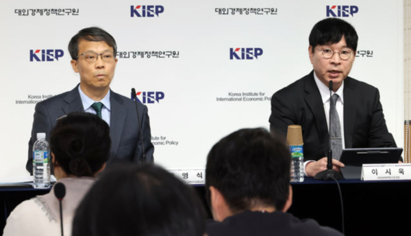 (오른쪽) 대외경제연구원(KIEP) 이시욱 원장 /사진=뉴시스