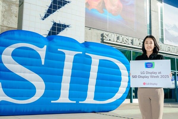 LG디스플레이 직원이 12일(현지시간)&nbsp;세계 최대 디스플레이 전시회 'SID 2025'가 열리는 미국 새너제이 맥에너리컨벤션센터 앞에서 참가 소식을 알리고 있다 [사진=LG디스플레이](포인트경제)