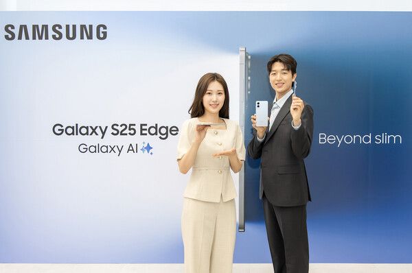 삼성전자 모델이 갤럭시 S25 엣지 공개 행사에서 제품을 소개하고 있다. [사진=삼성전자](포인트경제)