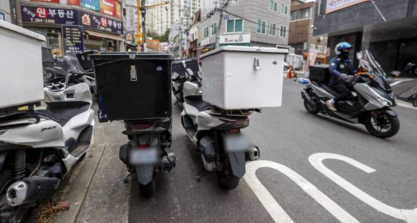 서울시내 한 주택가에 음식배달 종사자들이 배달을 위해 오토바이를 타고 이동하고 있다. (기사와 직접적 연관없음) /사진=뉴시스