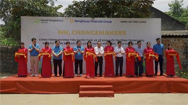 농협금융은 13일, 글로벌 사회공헌 프로젝트 'NH Change Makers'의&nbsp;첫 완공식을 개최했다고 밝혔다. 김선(왼쪽에서 두 번째) 굿네이버스 국제사업본부 본부장, 조정래(왼쪽에서 여섯 번째) 부사장, 부 옥 즈엉(왼쪽에서&nbsp;여덟&nbsp;번째)타인호와성 인민위원회 외무부 부차장 및 참석자들이 완공을 기념해&nbsp;테이프 커팅을 진행하고 있다.