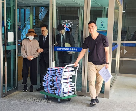 지난 2022년 12월 6일 급발진 의심사고 숨진 이도현 군의 유족이 재판정에서 나오고 있다 / 뉴시스 (포인트경제)