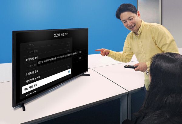 시각·청각 장애인용 TV 담당자가 '시각·청각 장애인용 TV 보급사업' 공급 모델인 43형 풀HD 스마트 TV를 소개하고 있다. [사진=삼성전자](포인트경제)