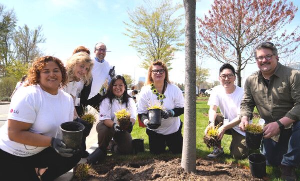 LG전자 미국법인&nbsp;임직원들이 뉴저지주&nbsp;북미&nbsp;사옥에&nbsp;조성된&nbsp;폴리네이터&nbsp;정원에&nbsp;100여&nbsp;종의&nbsp;토종&nbsp;식물도&nbsp;새롭게&nbsp;심는 활동을 하고 있다. [사진=LG전자](포인트경제)