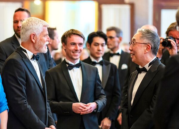 체코 ‘프라하의 봄 국제음악제’에 참석한 두산에너빌리티 박지원 회장(오른쪽)이 12일(현지시간) 열린 개막공연 리셉션에서 페트르 파벨 체코 대통령(사진 왼쪽)과 만나 환담을 나누고 있다. [사진=두산에너빌리티](포인트경제)