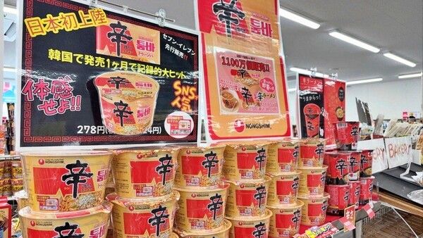 일본 세븐일레븐 편의점에 '신라면 툼바' 제품 진열 모습 [사진=농심](포인트경제)