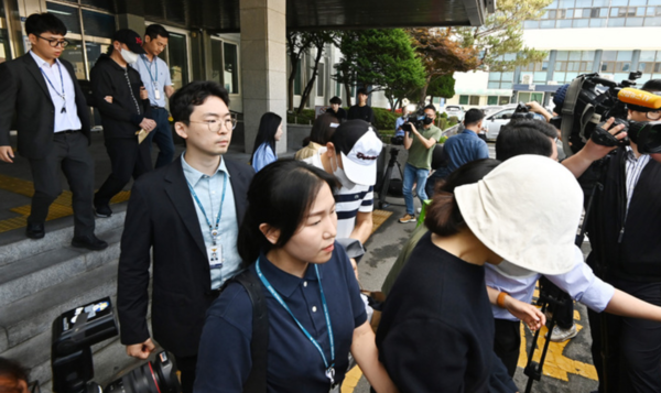 경기도 화성 동탄신도시에서 오피스텔 전세 사기를 벌인 혐의를 받는 임대인과 공인중개사들이 검찰에 송치되는 모습. /사진=뉴시스