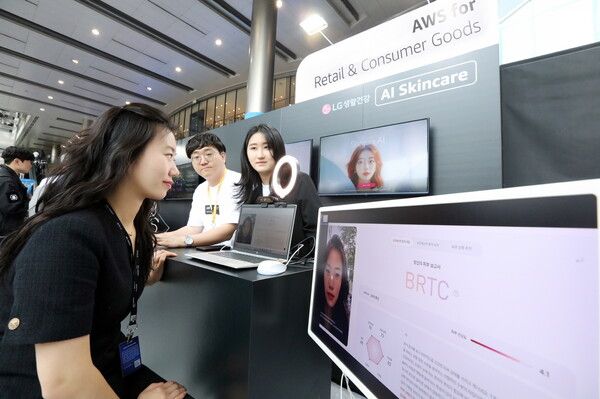 한 고객이 AWS 서밋 서울 2025에서 아마존웹서비스의 완전 관리형 생성형 AI 서비스인 ‘아마존 베드록’을 기반으로 한 AI 피부 진단 솔루션 기술 시연에 참여하고 있다. [사진=LG생활건강](포인트경제)