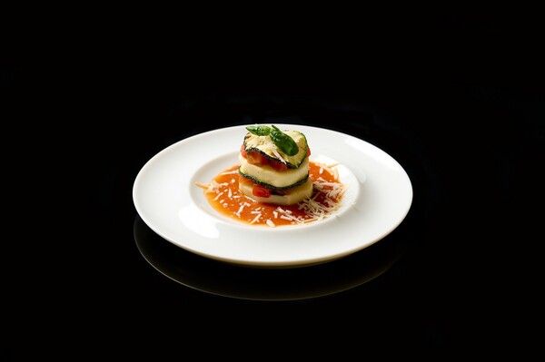 세바스티아노 쟌그레고리오 셰프의 ‘여름 쥬키니 파르미지아나’&nbsp;/롯데호텔앤리조트 제공