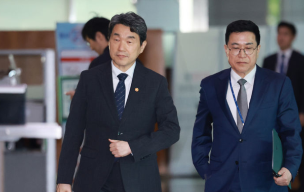 이주호 대통령 권한대행 부총리 겸 교육부 장관이 2일 서울 종로구 정부서울청사로 출근하고 있다. /대통령실통신사진기자단