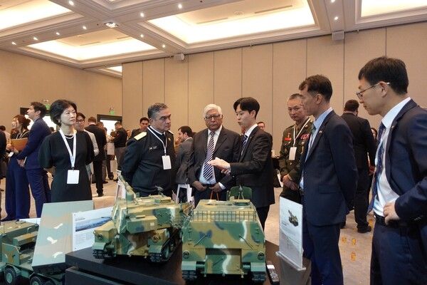 지난 4월 28일 개최된&nbsp;'Korea Defense Day 2025'에서&nbsp;한화에어로스페이스 직원들이 칠레 군 관계자들을 상대로 전시제품을 설명하고 있다. /한화에어로스페이스 제공