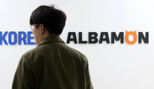 2일 서울 서초구 알바몬 본사에서 직원들이 오가고 있는 모습. /사진=뉴시스