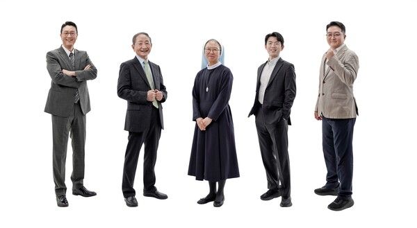 '라이나50+어워즈' 수상자로&nbsp;(왼쪽부터)&nbsp;강병주 인드림헬스케어&nbsp;대표,&nbsp;이두익&nbsp;백령병원&nbsp;원장,&nbsp;갈바리의원&nbsp;최로사&nbsp;원장&nbsp;수녀,&nbsp;노두현&nbsp;코넥티브 대표,&nbsp;김희승&nbsp;드림팩 대표. [사진=라이나전성기재단](포인트경제)