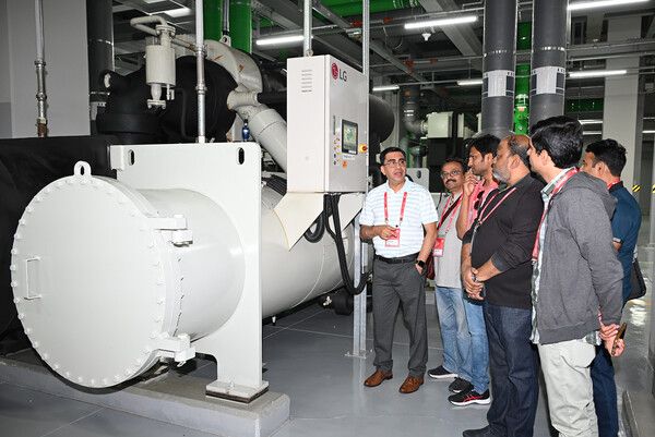 지난 19일 'LG HVAC 리더스 서밋 2025’서 컨설턴트들이 서울 마곡에 위치한 LG사이언스파크를 방문해 초대형 냉방기인 '칠러(Chiller)'를 살펴보고 있다. [사진=LG전자](포인트경제)
