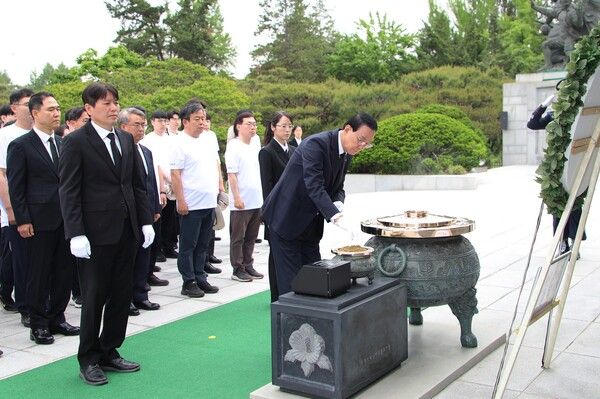 Sh수협은행은 지난 19일, 서울 동작구 국립서울현충원에서 노동진 수협중앙회장을 비롯한 수협중앙회 임직원들과 함께 제70회 현충일 기념 묘역 돌봄활동을 실시했다. 사진은 노동진 수협중앙회장이 호국영령을 추모하는 현충탑 참배와 분향하는 모습.