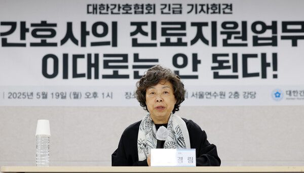 신경림 대한간호협회 회장이 19일 오후 서울 중구 대한간호협회 서울연수원에서 긴급 기자회견을 열고 간호사 진료지원업무 교육·자격 체계 개선을 촉구하고 있다. /사진=뉴시스