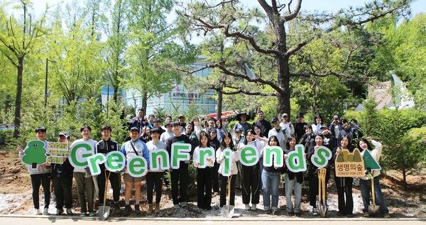 현대백화점 임직원들이 서울 보라매공원에서 '더현대 포레스트' 조성 봉사활동을 진행한 뒤 기념 촬영을 하고 있는 모습 [사진=현대백화점그룹](포인트경제)