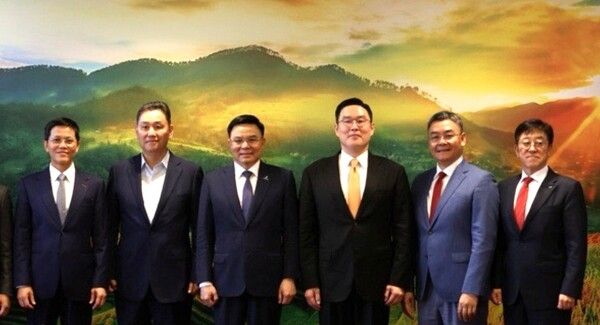 지난 21일 페트로베트남 본사에서 구본규 LS전선 대표(왼쪽부터 네번째), 레 만 훙 회장 페트로베트남 회장(왼쪽부터 세번째) 등 관계자들이 간담회 후 기념 촬영을 하고 있다. [사진=LS전선](포인트경제)