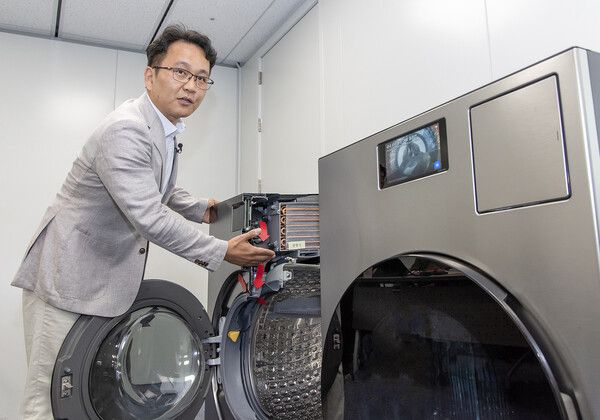 삼성전자 DA사업부 성종훈 상무가&nbsp;'비스포크 AI 콤보'에 적용된 기술을 소개하는 미디어 브리핑을 진행하고 있다. /삼성전자 제공