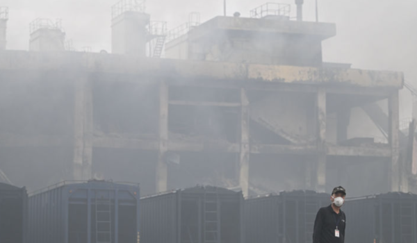 금호타이어 광주공장 화재 사흘째인 지난 19일 오전 광주 광산구 금호타이어 2공장에서 경비원이 망연자실한 표정을 짓고 있다. /사진=뉴시스