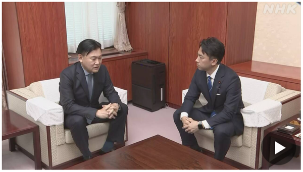 고이즈미 농림수산대신(우측)과 라쿠텐 미키타니 회장(좌측)이 23일 도쿄에서 비축미 온라인 유통 방안에 대해 의견을 나누고 있다/NHK 보도분 캡쳐(포인트경제)