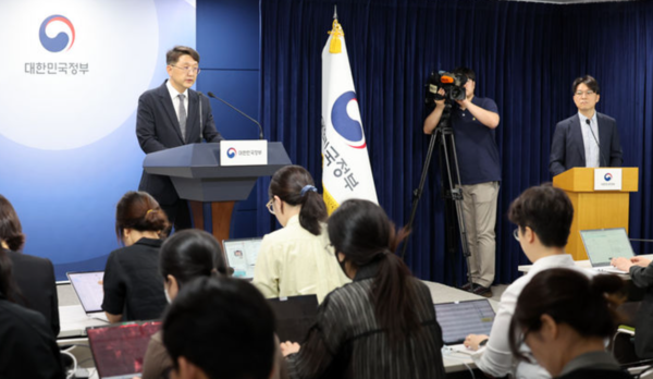 최우혁 과학기술정보통신부 정보보호네트워크정책관이 지난 19일 오전 서울 종로구 정부서울청사에서 SKT 침해사고 관련 민관합동조사단 중간 조사 결과를 발표하고 있다. /사진=뉴시스