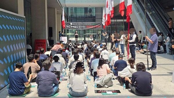 민주노총 화섬식품노조 네이버지회 '공동성명'은 27일 낮 12시 경기 성남시 네이버 제2사옥 1784에서 열린 최 대표 복귀 집회를 열었다. /네이버 노조