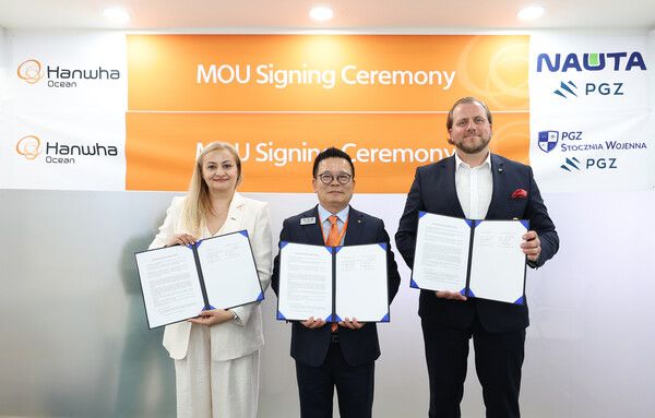 지난 28일 마덱스 전시회 부스에서 (왼쪽부터) 나우타 조선소 모니카 코자키에비치 사장, 한화오션 특수선사업부장 어성철 사장, PGZ SW 마르친 링벨스키 사장이 함정 건조 협력을 위한 업무협약을 체결하고 기념촬영을 하고 있다. [사진=한화오션](포인트경제)