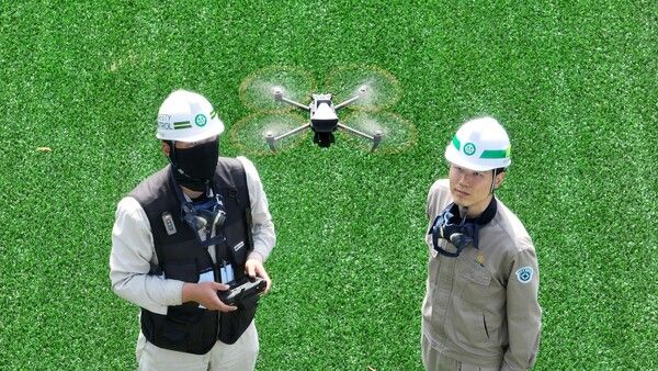 영풍 석포제련소 예방안전팀 소속 안전패트롤 요원들이 예방 순찰을 위해 드론을 운용하고 있다. /영풍 제공