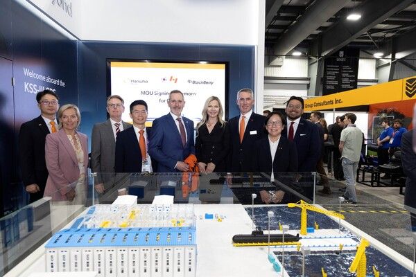캐나다 최대 방산 전시회인 CANSEC에서 한화 글로벌디펜스 마이클 쿨터 CEO(오른쪽에서 세번째)와 BlackBerry社 필 커츠(Phil Kurtz) 법무총괄(오른쪽에서 다섯번째) 등 양사 관계자들이 MOU를 체결한 뒤 기념촬영을 하고 있다. [사진=한화오션](포인트경제)