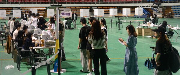 제21대 대통령선거 사전투표 둘째 날인 30일 전북 전주시 덕진구 전주실내체육관에 마련된 사전투표소를 찾은 시민들이 투표를 하기 위해 줄지어 서 있다. /사진=뉴시스